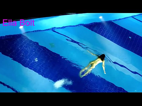 ❤️ मी पाहणे थांबवू शकत नाही, तरुण गोरा ELLA BOLT रिसॉर्ट पूलमध्ये नग्न पोहताना पकडला गेला आमच्याकडे ❌️❤